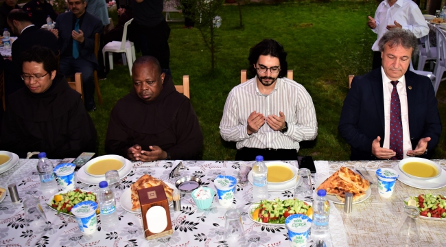 Başkan İduğ önce camii ardından kilise iftarında