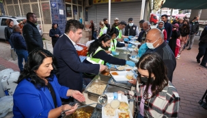 Başkan Kılıç vatandaşlara iftar yemeği dağıttı