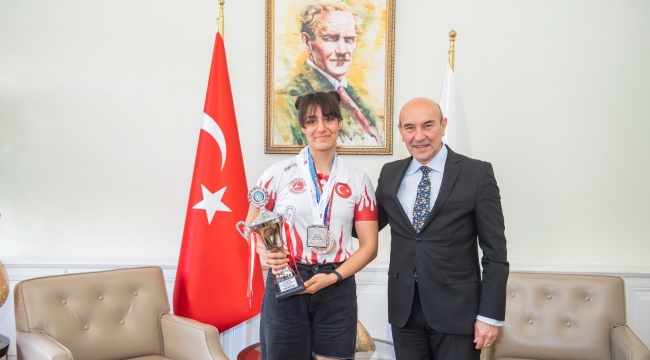 Başkan Soyer genç dövüş şampiyonu Gürel'i ağırladı