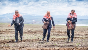 Soyer Kars'ta tarlaya indi 'kurda, kuşa, aşa' diyerek tohum serpti