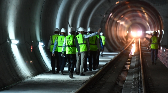 İzmir Büyükşehir Belediyesi meclis üyeleri metro tüneline indi