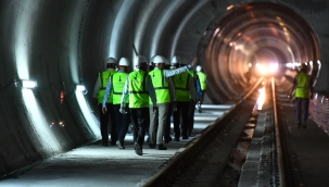 İzmir Büyükşehir Belediyesi meclis üyeleri metro tüneline indi