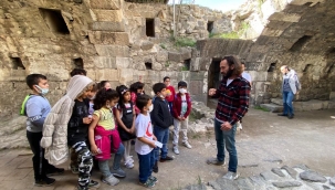 Konaklı çocuklar tarihi öğreniyor gezegenleri keşfediyor