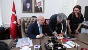 İzmir Valisi Köşger, Kurban Bağışını Kızılay'a Yaptı