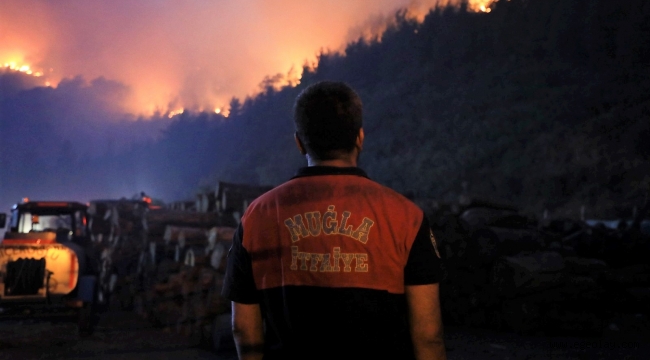 Muğla Büyükşehir personeli Marmaris yangınında teyakkuz halinde 