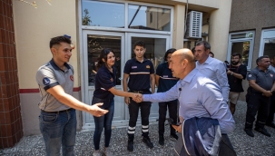 Başkan Soyer alevlere karşı mücadele eden itfaiye personelini ziyaret etti "Türkiye'nin yangına karşı en dirençli kenti İzmir" 