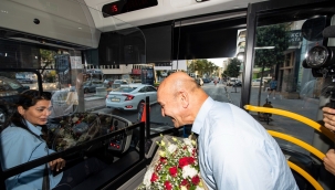 Başkan Soyer'den darp edilen kadın şoföre otobüsünde ziyaret 