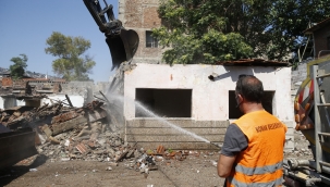 Konak'ta tehlikeli yapı yıkıldı 