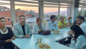 AK Parti İzmir ailesi, Cemevi'nde vatandaşlarla oruç açtı 