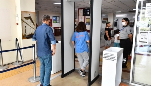 Eşrefpaşa Hastanesi metal kapı dedektörü uygulamasına geçti Sağlık emekçilerine azami koruma 