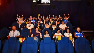 İzmir Büyükşehir Belediyesi şehit ve gazi çocuklarını sinemayla buluşturdu 