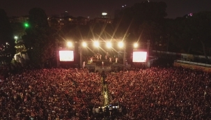 İzmirliler 30 Ağustos'u Zeynep Bastık konseriyle kutladı 