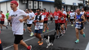 9 Eylül İzmir Yarı Maratonu'na rekor katılım 3 bin atlet İzmir'in 100. yılı için koştu 