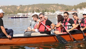 Bayraklı denize açıldı Başkan Sandal kanoya bindi, kürek çekti 