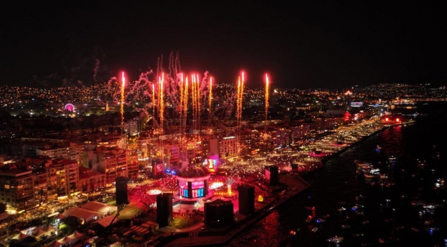 İzmir'in kurtuluşunun yüzüncü yılında tarihi gece Başkan Soyer: "Cumhuriyeti yine barış ve demokrasiyle taçlandırmak bize düşüyor" 