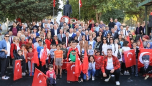 Gültepe'de Cumhuriyet Bayramı Türküler ve zeybekle kutlandı