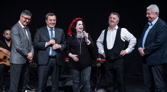Konak sezona Ortadaki Oyun'la başladı