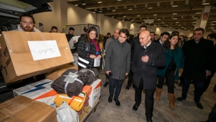 Başkan Soyer yardımların toplandığı Fuar İzmir'i ziyaret etti 