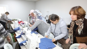 Bayraklılı kadınlar depremzedelere kışlık kıyafet dikiyor 