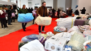 Hem hava hem karayoluyla afet bölgesine yardım malzemesi gönderiliyor İzmirliler tek yürek oldu 