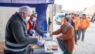 İzmir, Adıyamanlı yurttaşlarla el ele yaraları sarıyor 