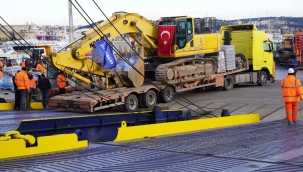 İzmir Büyükşehir Belediyesi'nin iş makineleri ve operatörleri Antakya'da 