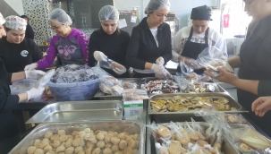 İzmir İl Milli Eğitim Müdürlüğü Depremzedelerin Gıda İhtiyacına Destek Olmak İçin Var Gücüyle Çalışıyor 