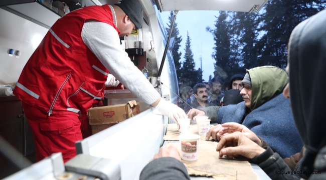 Kızılay Ekipleri Deprem Bölgesinde : Afetzedelere Mobil Mutfaklardan Beslenme Hizmeti Başladı