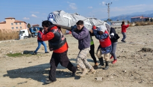 Kızılay gönüllüleri milletin yanında ,TSK'nın tahsis ettiği helikopterlerle yardım ulaştırılıyor 