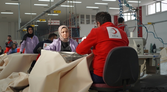 Kızılay'ın AFAD İçin Çadır Üretimi Sürüyor