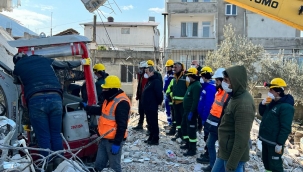 Konak Belediye Başkanı Abdül Batur Deprem Bölgesinde: İmar afları şehirlerimize ihanettir