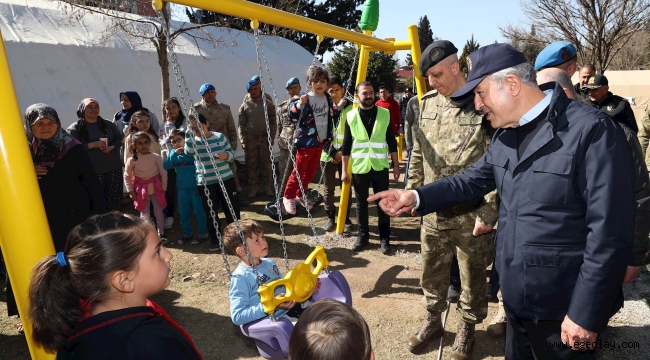 Millî Savunma Bakanı Hulusi Akar'dan Depremzede Çocuklara Moral Ziyareti 