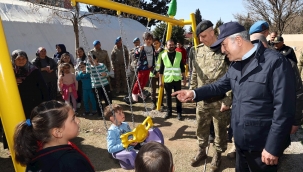 Millî Savunma Bakanı Hulusi Akar'dan Depremzede Çocuklara Moral Ziyareti 