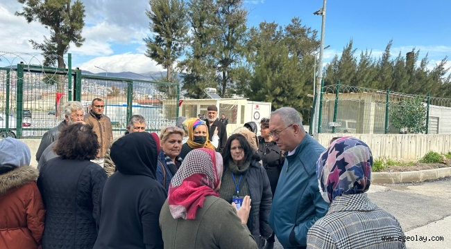 CHP İzmir Milletvekili Sertel, sokağa atılan depremzedelerle bir araya geldi 