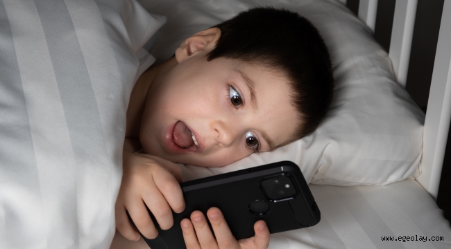 Çocukların yüzde 49'unun elinden gece yarısı telefon düşmüyor 