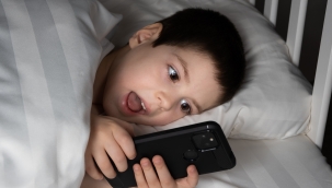 Çocukların yüzde 49’unun elinden gece yarısı telefon düşmüyor 