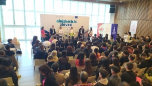 İzmir'de Türkiye'nin İlk "Lise Girişimcilik Zirvesi" Gerçekleştirildi 