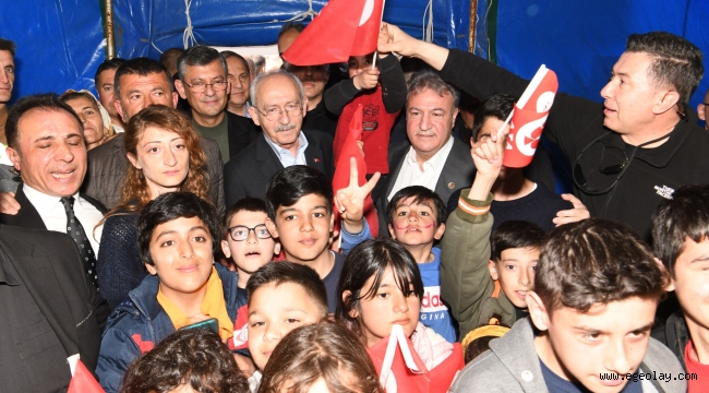 Kılıçdaroğlu Başkan İduğ ile Bornova Belediyesi'nin çadır kentinde 