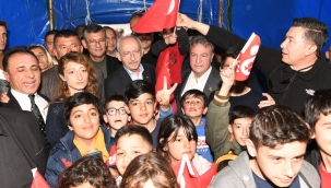 Kılıçdaroğlu Başkan İduğ ile Bornova Belediyesi'nin çadır kentinde 