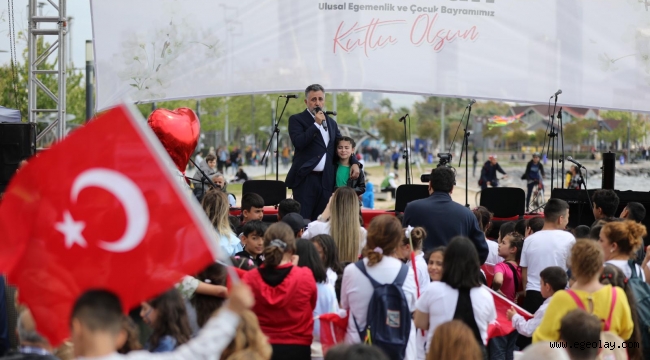 Bayraklı'da binlerce çocukla 23 Nisan coşkusu! 