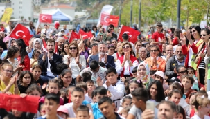 Bayraklı'da binlerce çocukla 23 Nisan coşkusu! 