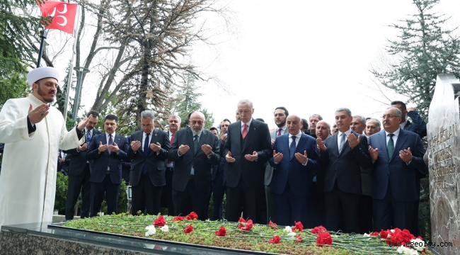 Cumhurbaşkanı Erdoğan Alparslan Türkeş'in kabrini ziyaret etti 