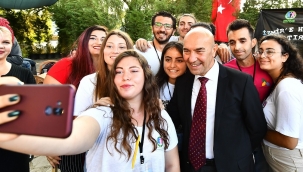 İzmir Büyükşehir Belediyesi'nden gençlere Kitap Kart desteği 