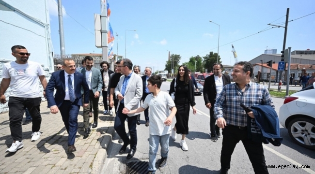 Bakan Kasapoğlu, duran trafikte araçtan inip yürüdü 