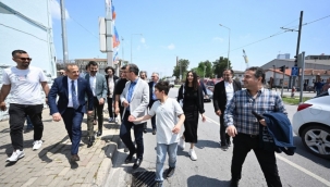 Bakan Kasapoğlu, duran trafikte araçtan inip yürüdü 
