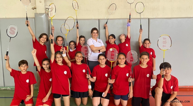 Bayraklılı sporculardan 'Badminton' başarısı 