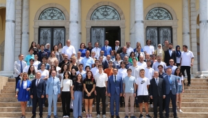 İzmir İl Milli Eğitim Müdürlüğü, 2023 Yükseköğretim Kurumları Sınavı'nda (YKS) Dereceye Giren Öğrencileri Ağırladı 