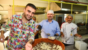 CZN Burak Menemen Aşevinde Yemek Dağıttı