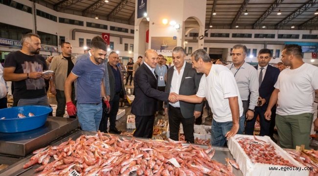İzmirli balıkçılar sezonu açtı, siftahı Başkan Soyer yaptı 