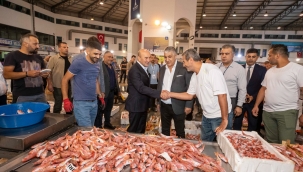 İzmirli balıkçılar sezonu açtı, siftahı Başkan Soyer yaptı 